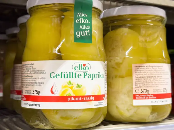 Kavanozda doldurulmuş biber ve galss rafında efko etiketi..