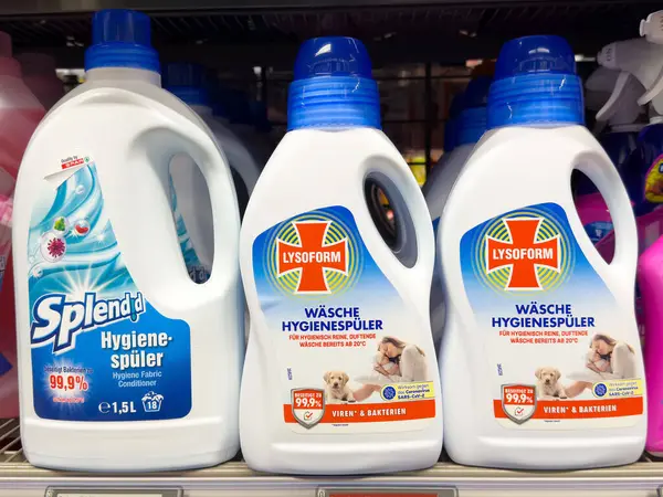 Bakkal rafında hijyen odaklı kumaş kremi şişeleri..