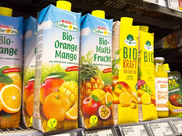 Markette çeşitli meyve aromalı organik meyve suyu kutuları var..