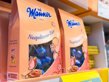 Görgülü Napolitaner. Çikolata ambalajı vitrininde..