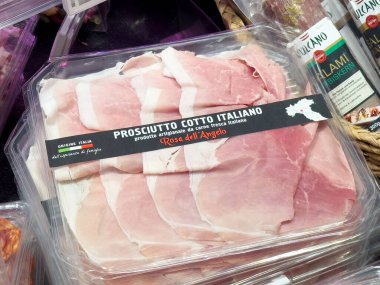 İtalyan prosciutto Cotto paketi süpermarket vitrininde.