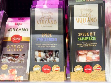 Vulcano Premium süpermarkette pişirilmiş et ve peynir ambalajı görüntüsü.