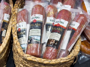 Örgü sepetinde çeşitli salam koleksiyonu.