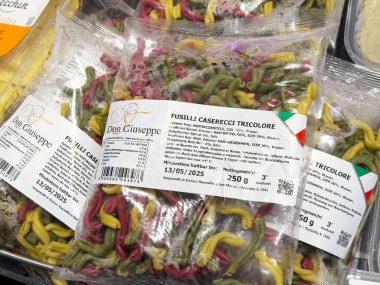 Süpermarkette ambalajda çok renkli fusilli Caserecci makarna.