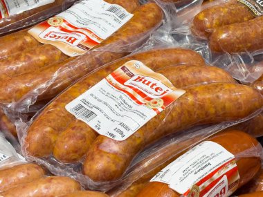 Markette etiketli paket Polonya sosisleri.