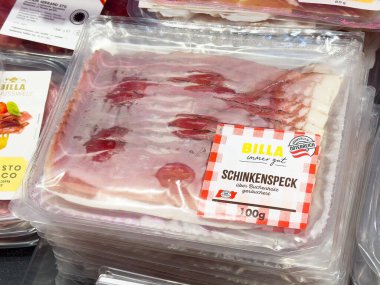 Markette sergilenen dilimlenmiş Schinkenspeck paketi.