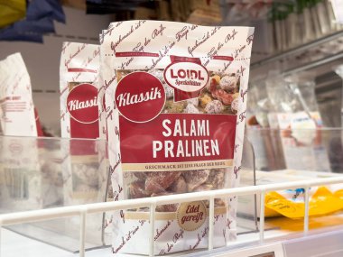 Rafta çeşitli ürünlerle salam pralinen paketi.