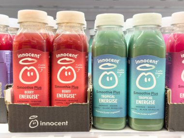 Masum smoothie artı süpermarket rafında şişeler.