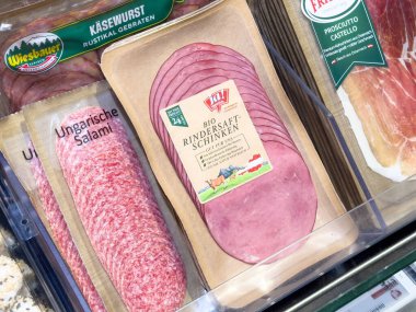 Süpermarkette çeşitli paketlenmiş etler görüntüleniyor.