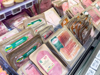 Market vitrininde çeşitli paketlenmiş meze etleri.