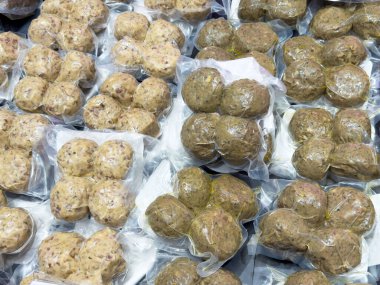 Elektrikli süpürgeyle paketlenmiş köfteler pazarda sergileniyor..