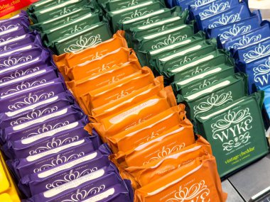 Satırlarda gösterilen renkli çedar peyniri blokları.