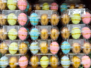 Tatil kutlamaları için paketlenmiş renkli plastik paskalya yumurtaları..