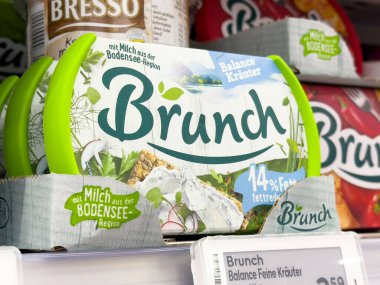 Yeşil ayrıntı içeren bitkisel krem peynir ambalajı.