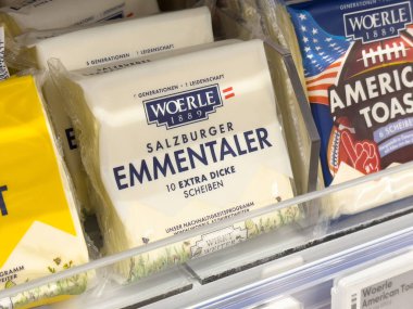 Süpermarketin soğutulmuş bölümünde Salzburger ambalajlı peynir paketleme.