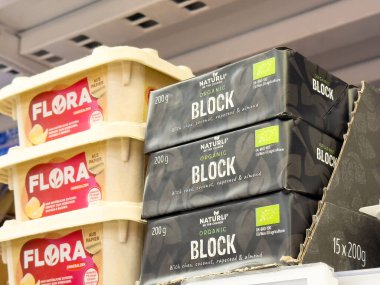 Organik tereyağı blokları ve süpermarket süt ürünleri reyonunda bitki bazlı yayılma.