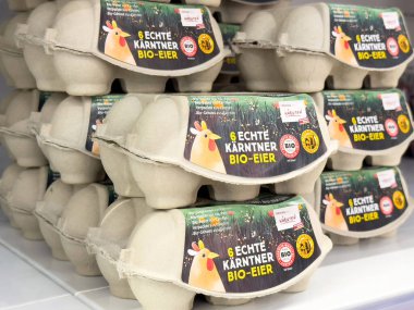 Market vitrininde saklanmış organik yumurta kutuları..