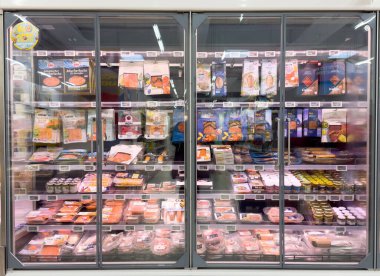 Dondurucu koridorunda paketlenmiş somon ve deniz ürünleri süpermarketi görüntüsü.