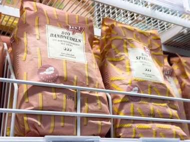 Marketin raflarında organik makarna torbaları.