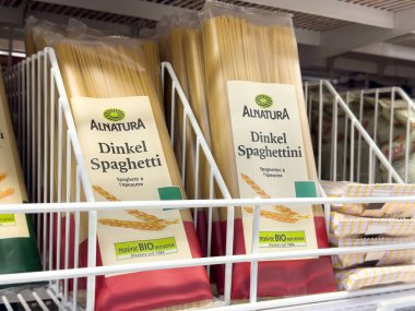 Süpermarket rafında organik spagetti ambalajı.