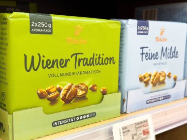 Aromatik lezzet varyantları için fiyat etiketi içeren Tchibo kahve paketleme ekranı mağazada.