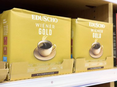 Eduscho sosis altın kahve paketleri raflarda..