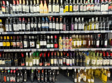 Süpermarket raflarında çeşitli şarap seçimleri.