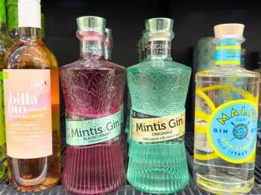 Çeşitli İtalyan ruhları: rafta cin ve rosato şarabı.