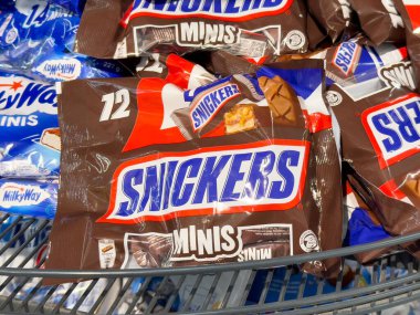 Süpermarket koridorunda Snickers mini şeker paketi görüntüsü.