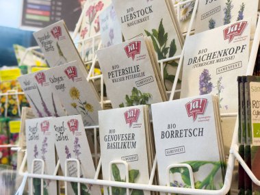 Bir dükkanda sergilenen organik bitki ve çiçek tohumu paketleri.