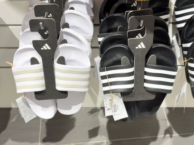 Perakende mağazasında beyaz ve siyah çizgili slaytlar.