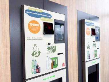 Plastik şişe için geri dönüşüm makineleri Almanca talimatlarla geri dönüyor.