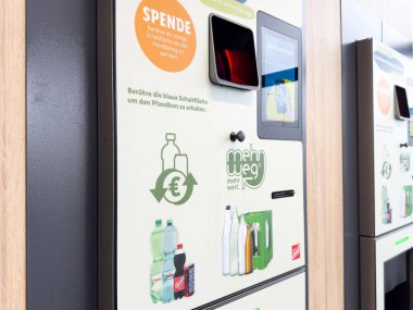 Geri dönüşüm merkezinde bağış seçeneğiyle birlikte Alman şişe iade makinesi.