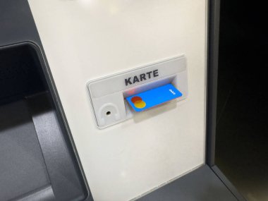 Aktarım için ATM yuvasına kredi kartı eklendi.