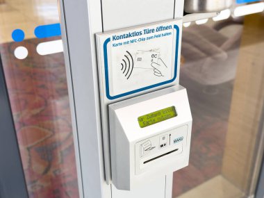 Ofis binasında NFC çip okuyucusu olan bağlantısız kapı giriş sistemi.