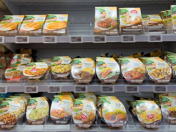 Süpermarket raflarında organik hazır yemek çeşitleri.