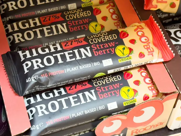 Çikolata kaplı yüksek proteinli vejetaryen çilek çubukları.