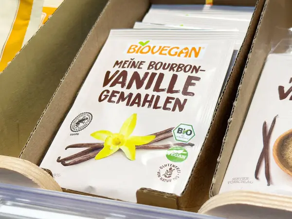 Çevre dostu ambalajda organik burbon vanilya tozu.