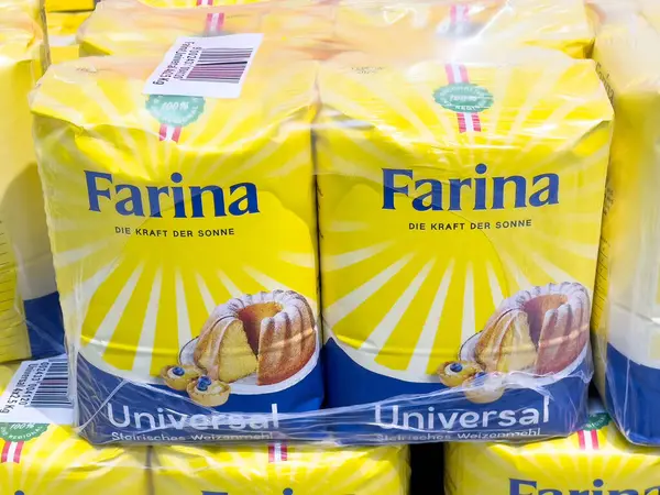Pasta tasarımı ve parlak sarı paketli Farina un paketleri.