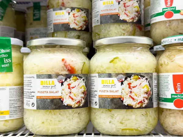 Billa puszta salata kavanozları rafta sebze turşusuyla.