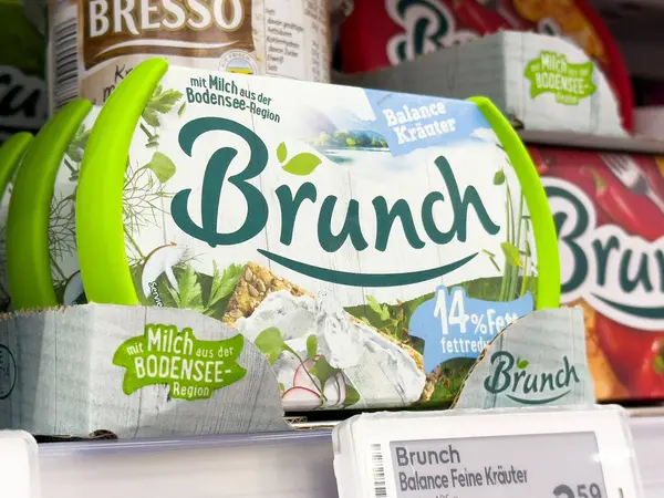 Yeşil ayrıntı içeren bitkisel krem peynir ambalajı.