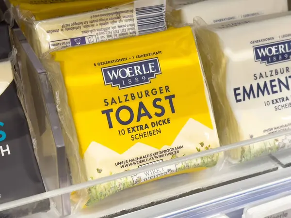 Markette buzdolabı vitrininde salzburger tostu peynir paketi..
