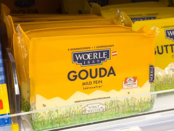 Markette paketlenmiş gouda peyniri sergileniyor..