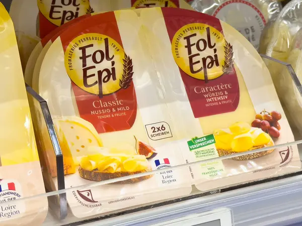 Markette çeşitli peynir dilimleri lezzet çeşitliliğiyle ambalaj görüntüsü.