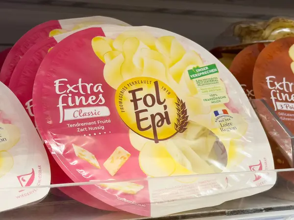 Markette klasik dilimlerle birlikte fol epi peynir ambalajlama görüntüsü.