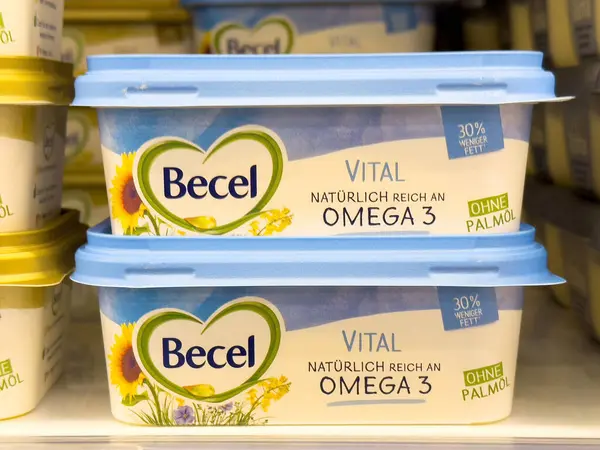 Vitrinde Omega 3 etiketi olan margarin kapları.