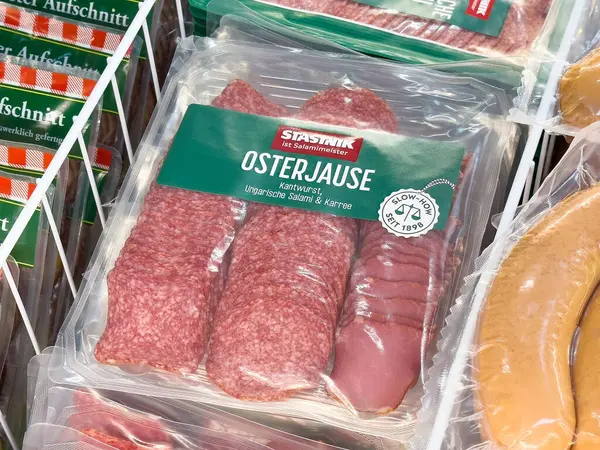 Süpermarkette yeşil etiketli paketlenmiş Avusturyalı osterjause salamı.
