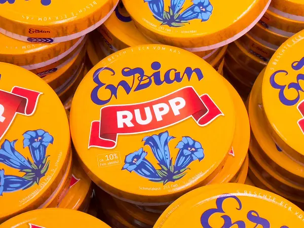 Emmentaler peyniri mavi çiçek desenli gouda çarkları.