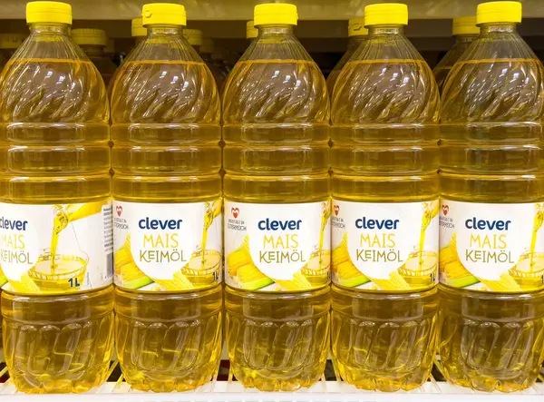 Markette rafta duran mısır yağı şişeleri..