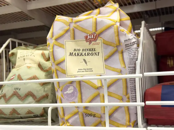 Organik hecelenen makarna poşeti rafta..